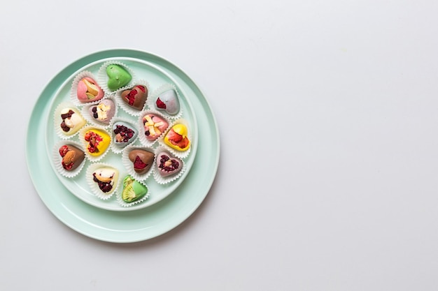 Zestaw talerzy z kolorowym jedzeniem